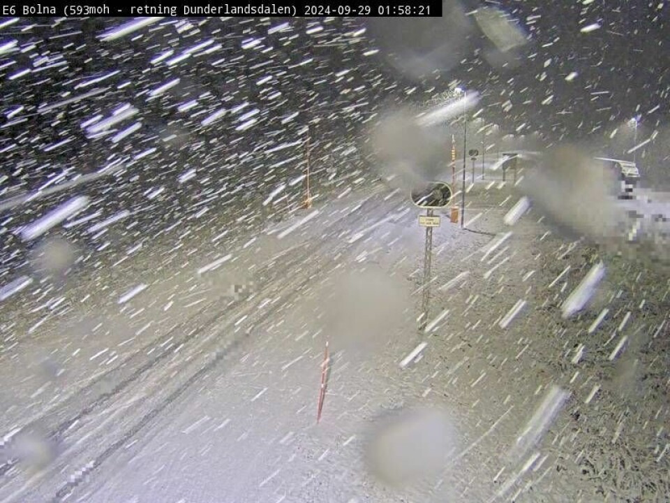 SNØR GODT. Det er skikkelige snøbyger på Saltfjellet natt til søndag. SNØR GODT. Det er skikkelige snøbyger på Saltfjellet natt til søndag. Foto: Statens Vegvesen