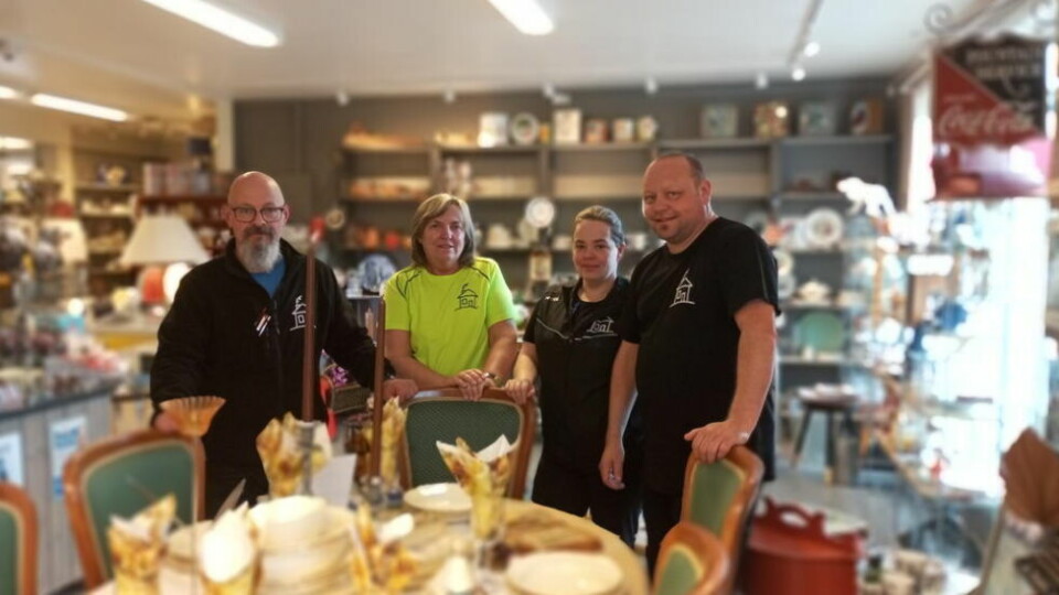 KJEDER SEG IKKE. Hver dag skjer det noe nytt, og Huset i Svingen-teamet kjeder seg aldri på jobb. Fra venstre: Tommy Fagerhaug, Lisbeth Tofte, Eva-Britt Nordeng og Morten Larsen. KJEDER SEG IKKE. Hver dag skjer det noe nytt, og Huset i Svingen-teamet kjeder seg aldri på jobb. Fra venstre: Tommy Fagerhaug, Lisbeth Tofte, Eva-Britt Nordeng og Morten Larsen. Foto: Foto: Kateryn Miedviedieva