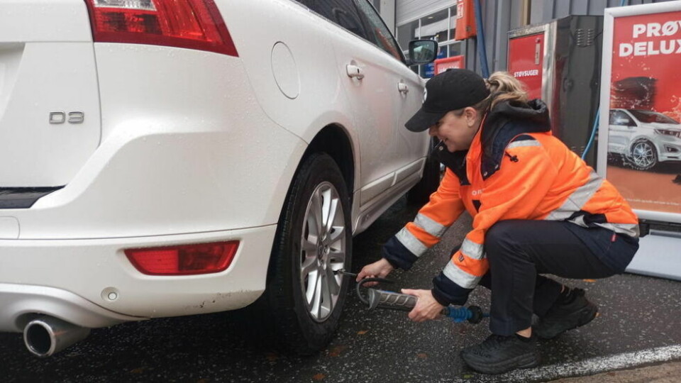 MÅ VÆRE NØYE. Tove-Kristin Eliassen på Circle K på Fauske sjekker og justerer trykket inne i dekkene etter at de er lagt om til vinteren. MÅ VÆRE NØYE. Tove-Kristin Eliassen på Circle K på Fauske sjekker og justerer trykket inne i dekkene etter at de er lagt om til vinteren. Foto: Kateryna Miedviedieva