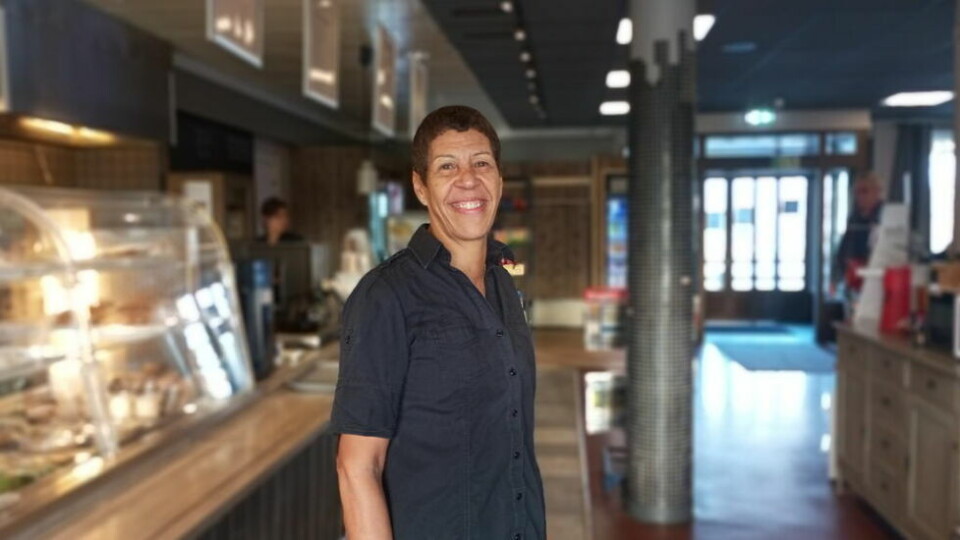 25 ÅR PÅ STASJONEN. Angela Sørensen stortrives på jobb på Fauske Jernbanekafé, og har akkurat feiret sine 25 første år på jobb der. 25 ÅR PÅ STASJONEN. Angela Sørensen stortrives på jobb på Fauske Jernbanekafé, og har akkurat feiret sine 25 første år på jobb der. Foto: Kateryna Miedviedieva