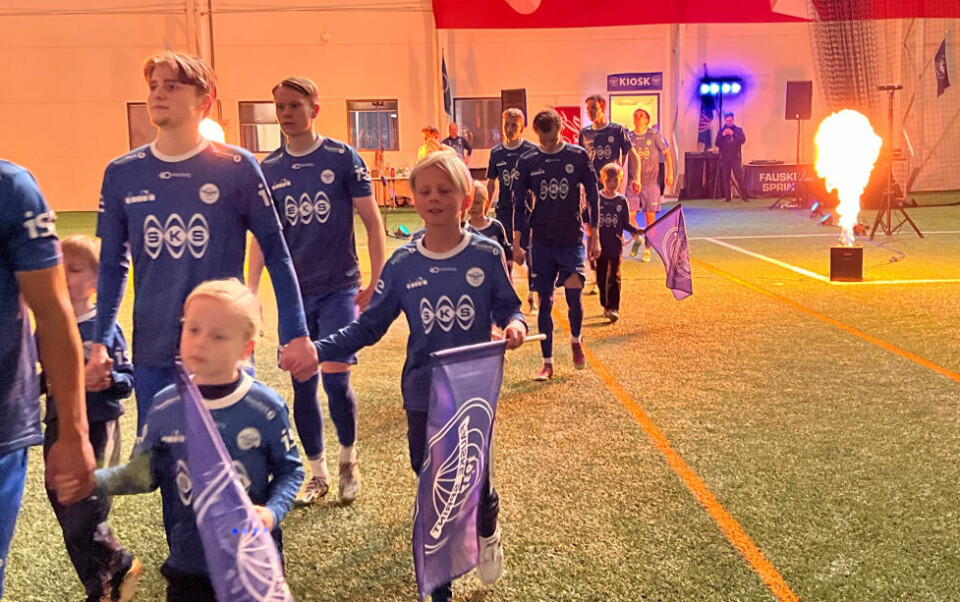 PYRO. Det var musikk og flammer under innmarsjen, men kampen tok aldri helt fyr i SKS Arena lørdag. PYRO. Det var musikk og flammer under innmarsjen, men kampen tok aldri helt fyr i SKS Arena lørdag. Foto: Espen Johansen