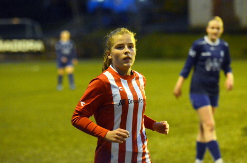 FIRE MÅL. Jenny Storsletten satte inn fire mål mot Finneid IL i den aller første kampen på det nye dekket på Dragefossen stadion. FIRE MÅL. Jenny Storsletten satte inn fire mål mot Finneid IL i den aller første kampen på det nye dekket på Dragefossen stadion. Foto: Espen Johansen