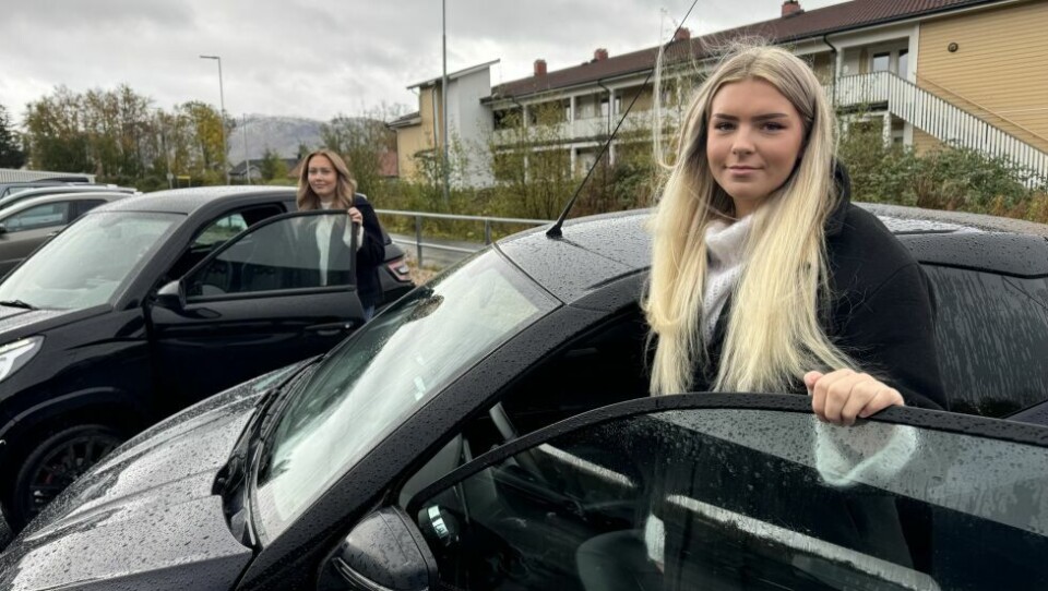 TRIVES BAK RATTET. Dina Pedersen (t.v.) og Sofie Garstad er to av stadig flere under 18 år i Indre Salten som kjører mopedbil i stedet for den tradisjonelle med bare to hjul. TRIVES BAK RATTET. Dina Pedersen (t.v.) og Sofie Garstad er to av stadig flere under 18 år i Indre Salten som kjører mopedbil i stedet for den tradisjonelle med bare to hjul. Foto: Helge Simonsen