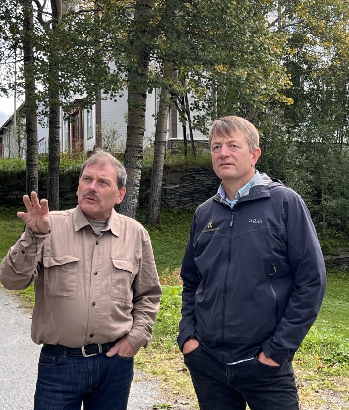 KUNNSKAP. Styremedlem i Folk og lys i Sulishus, Terje Skaugvold, forteller direktør i Kulturminnefondet, Simen Bjørgen, om Gjestgiveriets rike historie. Nå får foreningen 200.000 kroner i støtte fra fondet.