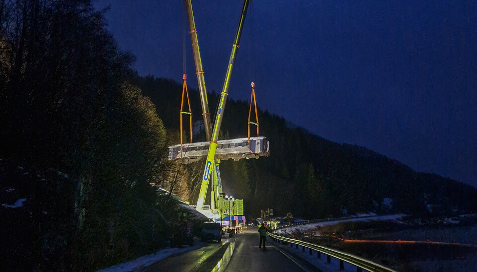 Søndag ettermiddag ble en av vognene fra ulykken på Nordlandsbanen løftet ut av ulykkesstedet ved Finneidfjord mellom Bjerka og Mo i Rana.