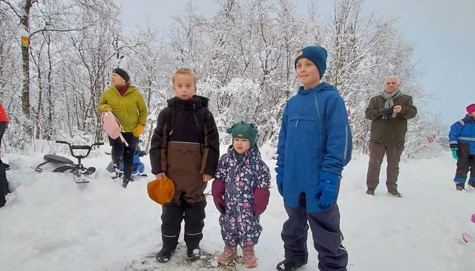 ÅPNING. Emil, Tilde og Isak sto for ny-åpningen av turveien i Hauan forrige helg.. Emil og Isak holdt, mens Tilde (midten) fikk klippe 'snora' som denne gangen var flettede kvister. Turveien er det siste eksemplet på god dugnadsånd - og hvor viktig det er at noen drar det i gang.