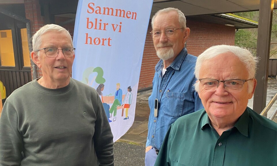 MØTTES OM FELLES UTFORDRING. Fra venstre Alf Harry Restad, Leif Strømdal og Idar Hunstad har alle hørselsnedsettelser, og er medlem i HLF. Torsdag traff de andre i samme situasjon på biblioteket på Straumen.