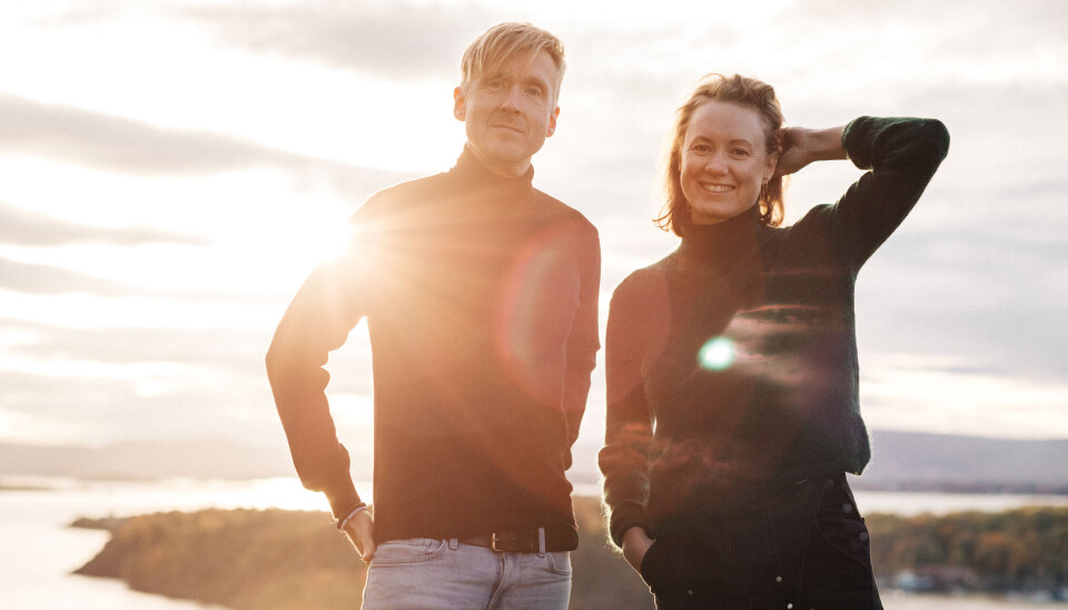 TIL SØRFOLD. Duoen HÅP med slampoeten Åsmund Seip og visesangeren Anna Holand inviterer deg på en ærlig og rå reise gjennom livet, fullt av både latter og ettertanke. Juleturneen starter i Mørsvikbotn.