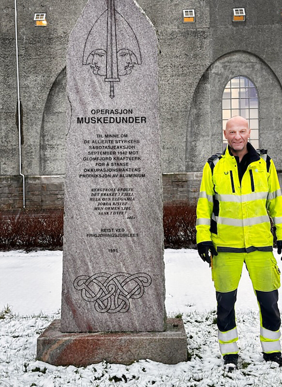Kraftverksjef Fred-Inge Kristensen ved bautaen «Operasjon Muskedunder» i Glomfjord.