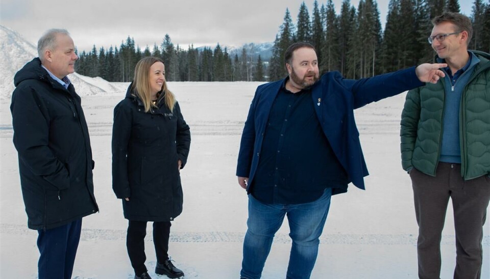 FÅR STØTTE. Ordfører i Grane kommune Raymond Fagerli forklarer Laksvollen-prosjektet for fylkesrådene Bjørn Larsen og Lise Henriette Rånes. Til høyre kommunedirektør Børge Steinmo Johnsen. Dette er ett av de 26 prosjektene som får samfunnsutviklingsmidler.
