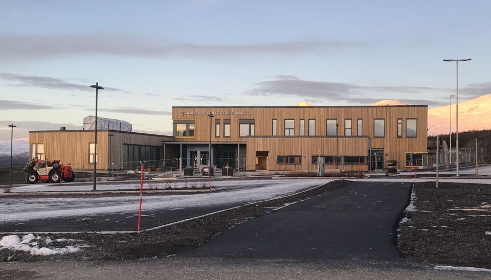 KREVER TILTAK. Det er for mange elever per lærer på 1.-4. trinn ved Valnesfjord skole. Statsforvalteren krever tiltak, og Fauske kommune lover å ha det på plass innen kort tid.