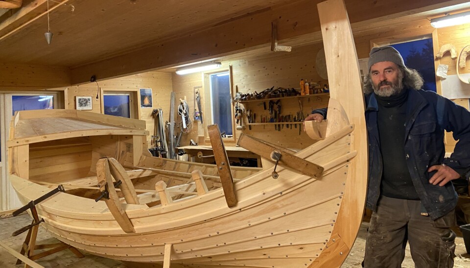 BYGGER MINI-JEKT. Den stolte fagmann Kai Linde med hånden på verket. Og det stopper ikke med dette.