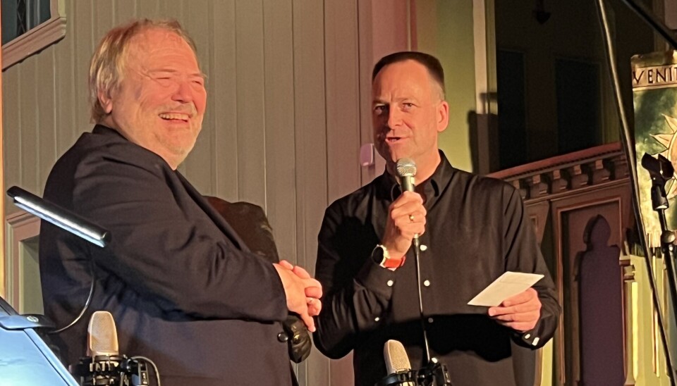 TAKKET AV. Leder i SMK, Ronny Borge, takket Ketil Hugaas for innsatsen som dirigent i fire perioder og starter nå jakten på den som skal 'hoppe etter Wirkola' i SMK.