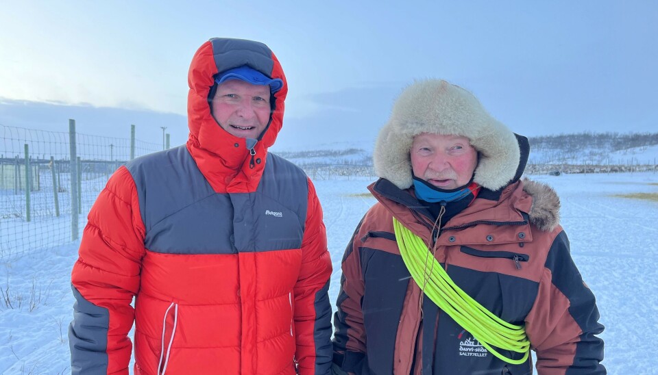 ENIGE. Gunnar Moe, Adm Dir i Rana Gruber og Olof Anders Kuhmunen, leder i Saltfjellet Reibeitedistrikt. Avtalen ble signert på Saltfjellet i vinterlige omgivelser.