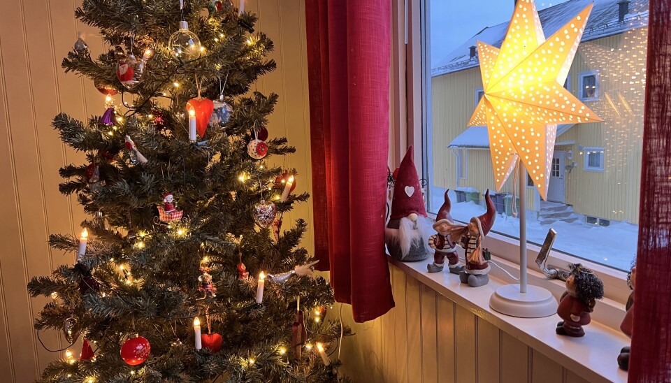 JULETRE? NÅ? Ja, det har vi og det synes vi er koselig, så det blir stående oppe. Og så har vi plutselig noen timer på lille julaften vi kan bruke på helt andre ting enn å stresse med det.