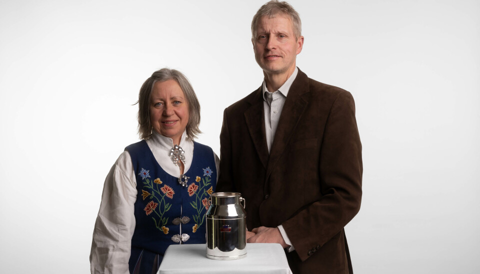 HEDER OG ÆRE. Lena og Frank Hansen fra Beiarn ble hedret med Mjølkespann for kvalitetsmelka de har levert.