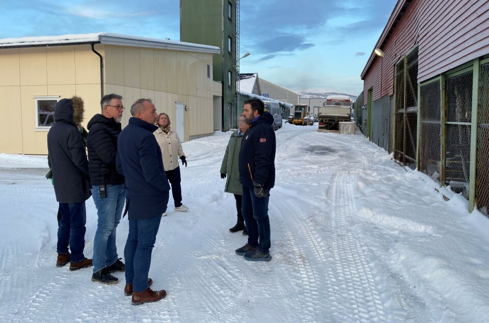 MÅ GJØRE NOE. Det er behov for å rehabilitere dagens brannstasjon på Straumen (til venstre) eller å bygge ny. Saken har tatt lengre tid enn først tenkt, og planleggingsmidlene som var satt av i år overføres til 2025. Bildet er fra en befaring i november 2023.