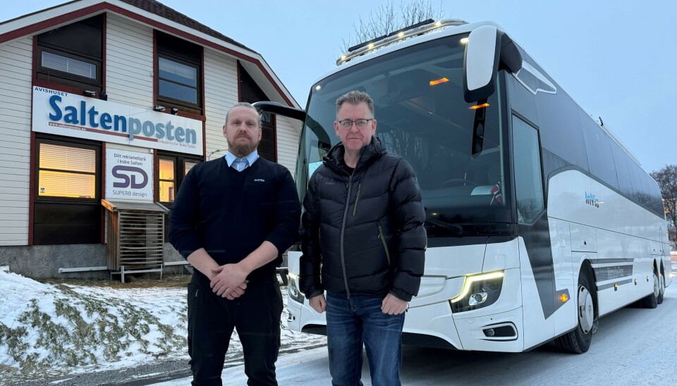 SAMARBEID. Saltenposten og InVia inviterer til lesertur og hockeykamp i Skellefteå i februar i år. Ronnie Lien i InVia og daglig leder Sverre Breivik i Saltenposten er glade for å kunne samarbeide om turen som er en del av markeringen av avisens 30 års-jubileum.