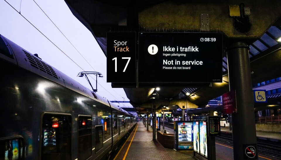 Det er full stans i togtrafikken i hele landet på grunn av feil på kommunikasjonssystemet mellom togene og toglederne.