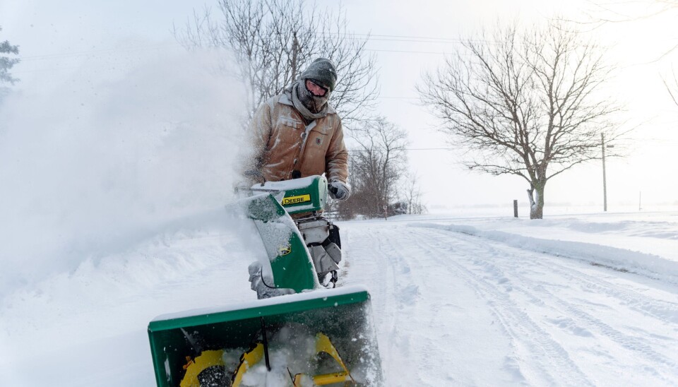 Det kan komme noen snøbyger, men det ser ikke ut som store mengder, sier meteorologen og legger til at snøfreseren mest sannsynlig vil kunne stå trygt parkert i helga.