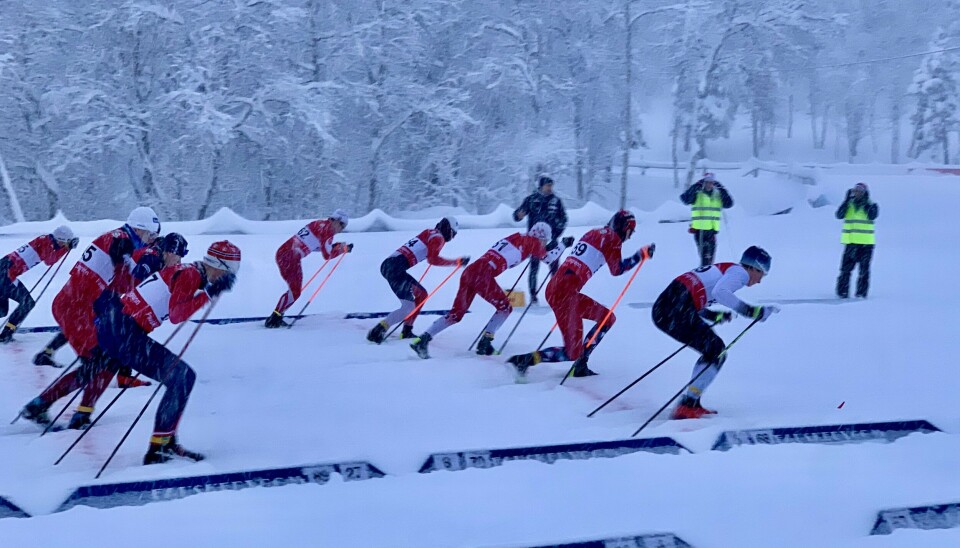 FULL GASS. Startskuddet på lørdagens siste fellesstart, 10 km klassisk, i et KM som ble preget av snø, stor dugnadsinnsats og gode prestasjoner av mange lokale og tilreisende løpere.