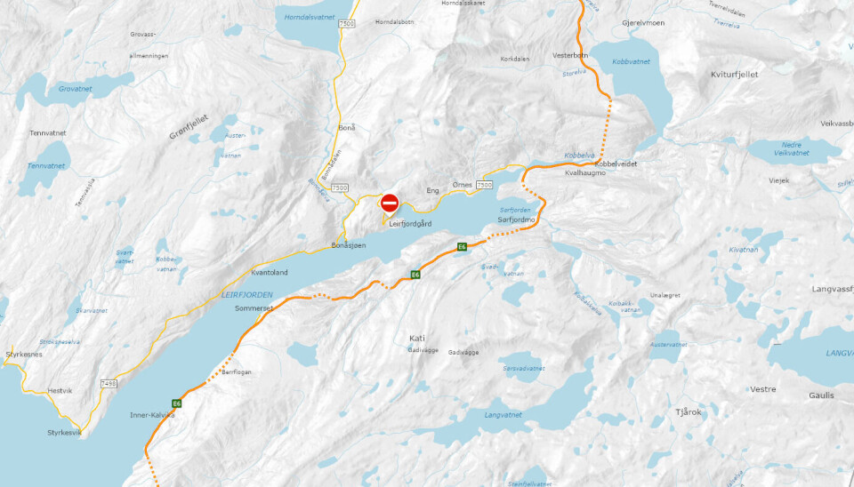 Et vogntog sperrer fylkesveien mellom Leirfjordgård og Hestmyra i Sørfold.