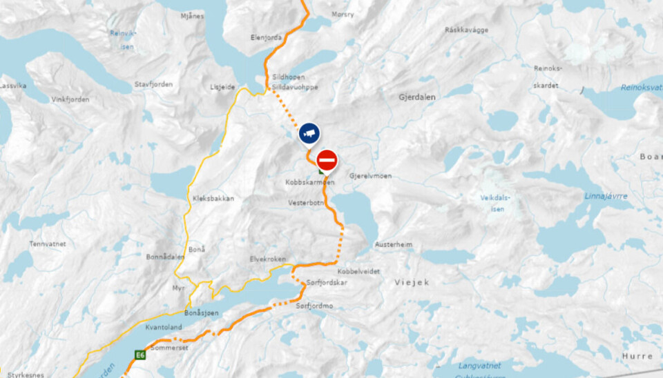 E6 er stengt nord i Sørfold på grunn av to vogntog som har fått problemer.