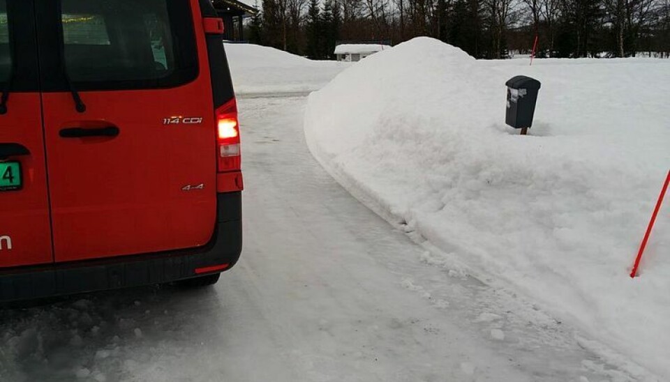 SKØYTEBANE: Mange steder er det isete og glatte veier, som fører til problemer og forsinkelser.