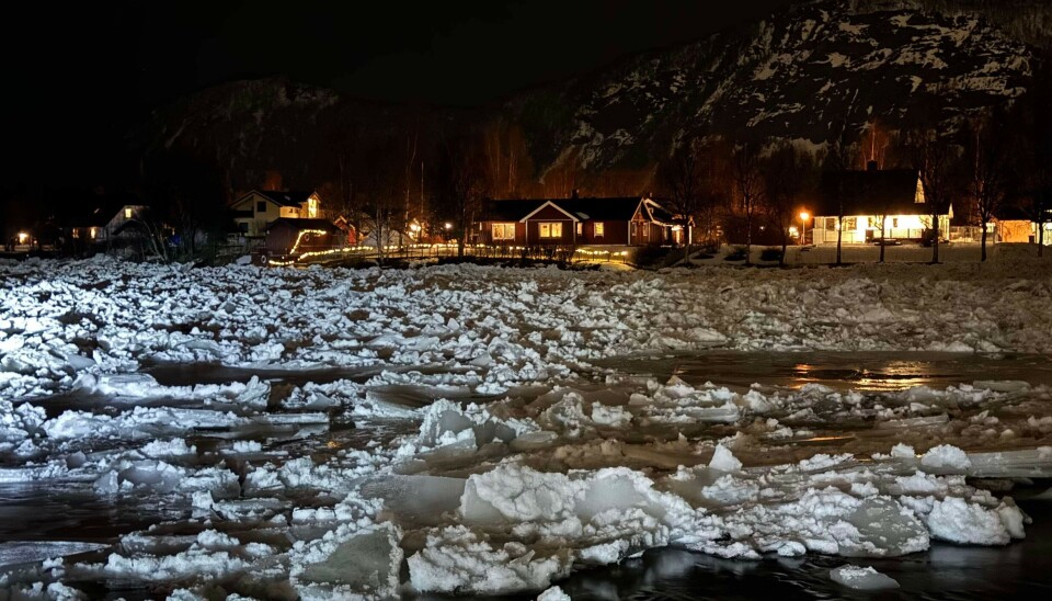 Ispropp i Saltdalselva. Steinfyllinga ved jernbanebrua er i ferd med å kollapse.