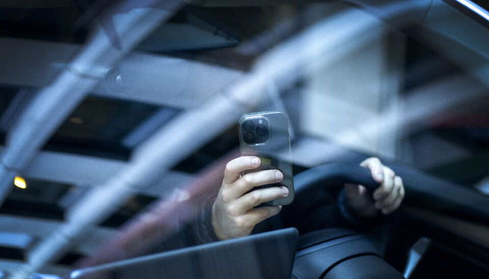 Regjeringen vil øke bøtene for trafikklovbrudd ytterligere, men politiet mener satsene er høye nok som de er.
