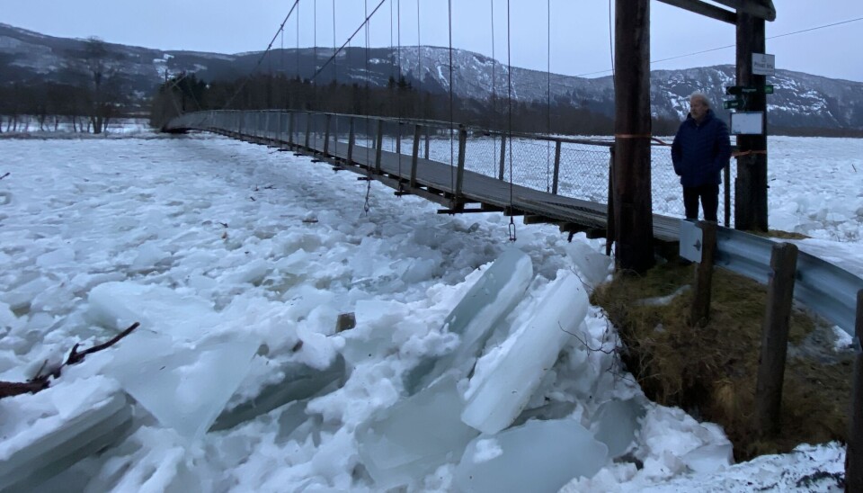 GRUNNEIER. En grunneierne i Os, Gøran Jakobsen var ute for å inspisere brua