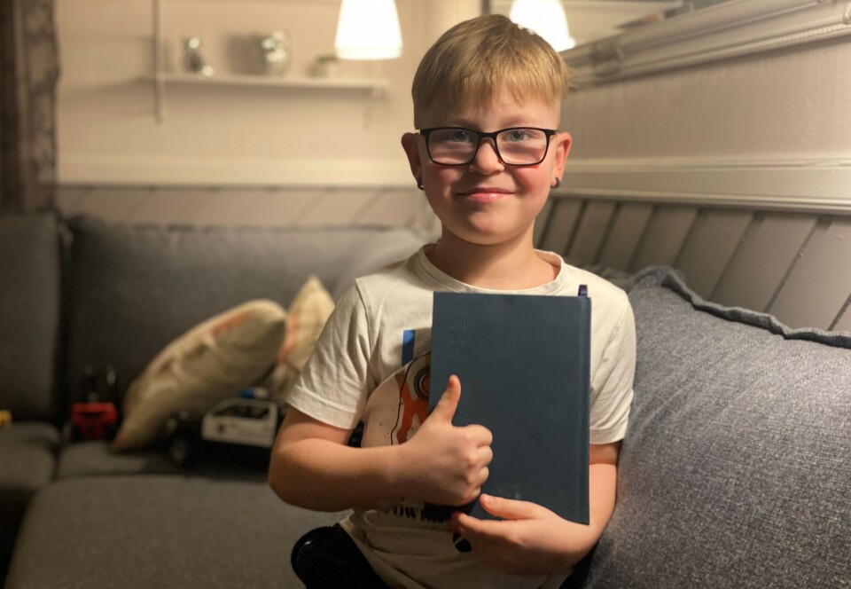 LIKER Å SKRIVE. Nikolai Olsen Fjelde (8) fra Røsvik er glad i å skrive, og er nesten ferdig med å skrive en historie om to tyver.