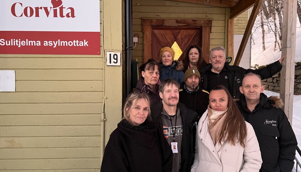 TRIST BESKJED. De ansatte på asylmottaket i Sulitjelma har fått beskjed om at 6. mai blir siste driftsdag på mottaket. Nederst fra venstre: Monica Rønning, Stig-Anders Johansen, Lidiia Ponomarenko, Jan Ronny Olsen. Midten fra venstre: Iris Øverland, Dag Ivan Thoresen, Jan-Ivar Hansen, og øverst fra venstre Hanne Lise Navjord og Jenny Markgren. Anja Blomquist og Naya Abdulrahman er også ansatt, men ikke med på bildet.