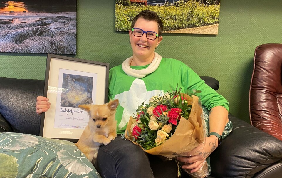 GLAD OG RØRT. Hilde Ann Solvoll fra Mørsvikbotn er kåret til månedens ildsjel for januar av Saltenposten. Her er hun sammen med hunden Kompis.
