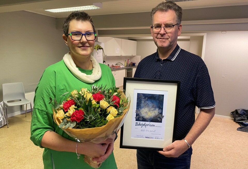 OVERREKKELSE. Daglig leder i Saltenposten, Sverre Breivik, delte ut prisen til ildsjelen Hilde Ann Solvoll.