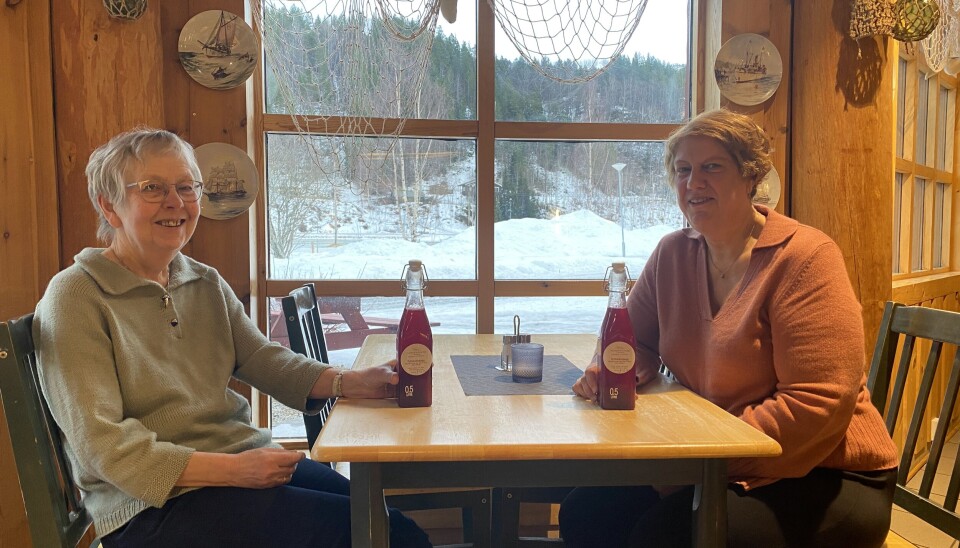 VEL HJEMME. Irene Jansen (t.v.) og Lisa Grimstad, viser frem tyttebærgløggen som de er i ferd med å legge nye planer for.