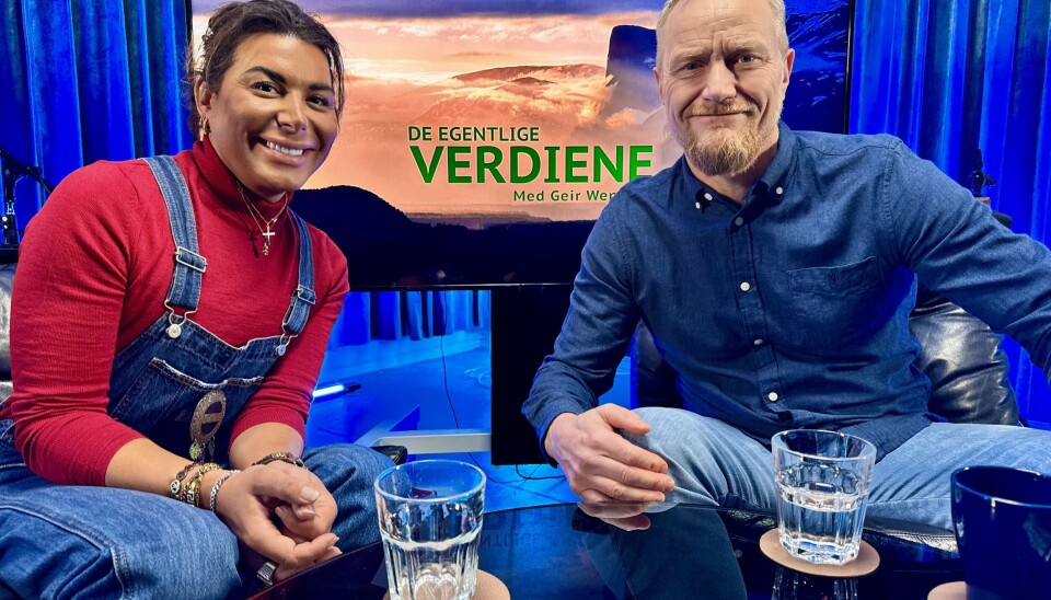 SNAKKET UT. Geir Wenberg har travle dager i Oslo hvor han spiller inn sin nye podcast 'De egentlige verdiene' de neste to ukene. En av gjestene er Erlend Elias Bragstad, som forteller åpent om sitt liv.