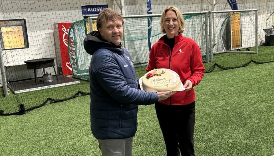 FEIRET. Daglig leder i Fauske/Sprint, Tom Erik Lund, og Anette Skjelstad Hüttepohl fra Polar Kraft feiret at klubben rundet 200.000 kroner i idrettstøtte sammen med pensjonistene som bruker SKS Arena som trimsted to ganger i uken.