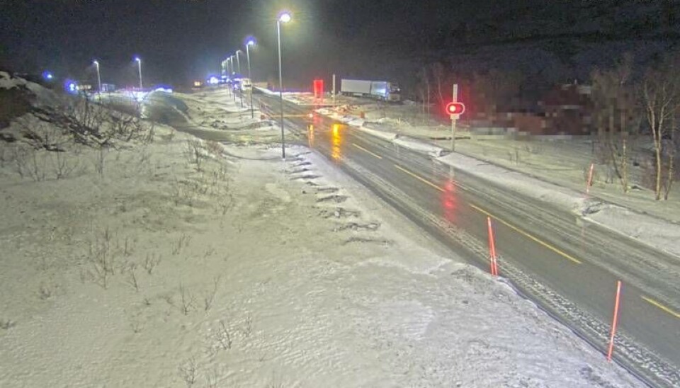 E6 over Saltfjellet er stengt torsdag kveld etter at et vogntog har havnet på tvers.