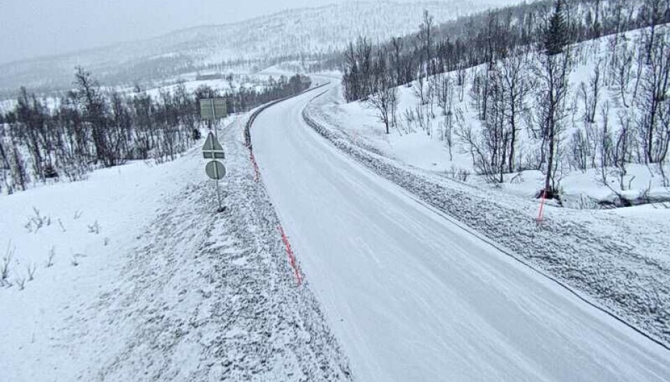 Søndagen starter med snø i lufta flere steder i Salten. Her fra Kobbskaret i Sørfold.