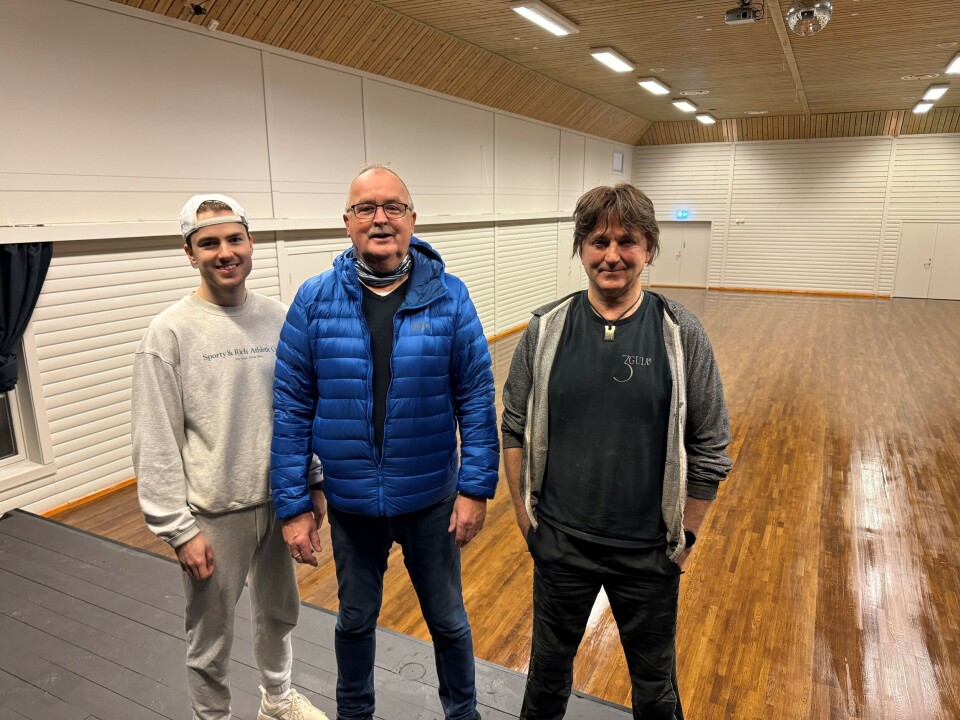 MER ENN FORNØYD. Ole Reidar Sollund (midten) er veldig glad for at Bjørn Lieng og sønnen Adam Garberg Lieng fikk gulvet i storsalen i Hauan Aktivitetssenter til å skinne igjen.