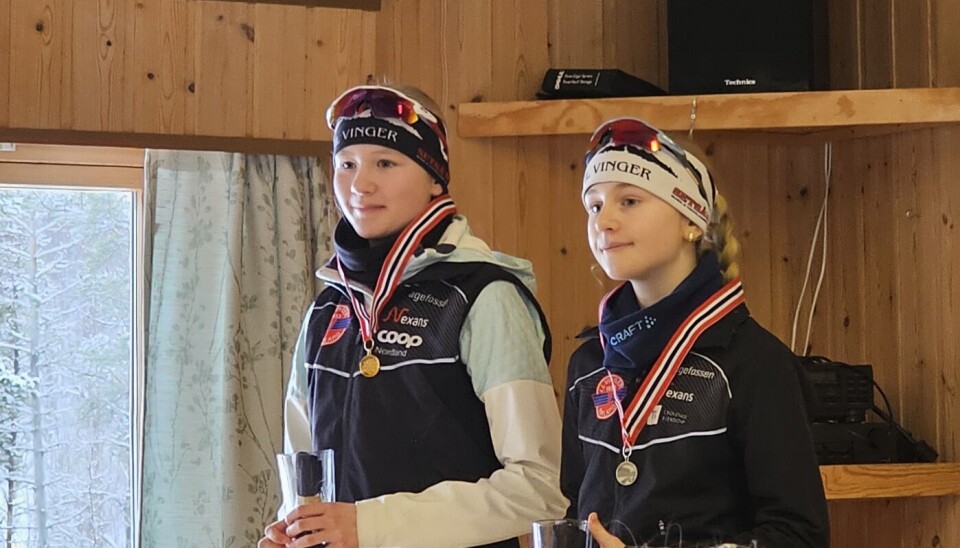 IL VINGER. Matilde Tjønna Albinussen (13, til venstre) tok to kretsmestertitler i mesterskapet i Misvær i helga. Her sammen med lagvenninnen Mathea Bentsen.