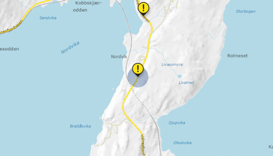 En lastebil med to personer havnet utfor veien i Valnesfjord onsdag morgen.