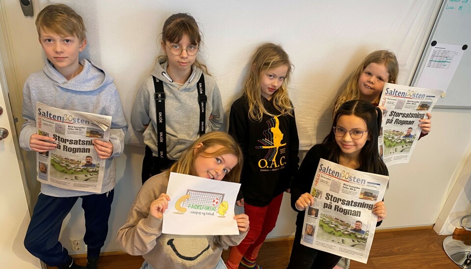JOBBER MED AVIS. 4. klasse ved Straumen skole, her representert med noen av elevene, har vært på besøk hos Saltenposten. De holder på å lage egen klasseavis. Bak fra venstre Oliver Brodersen (9), Anna Prodanova (10), Kaja Emine Osbakk (9) og Sunniva Jensen (9). Foran fra venstre: Alma Indiana Øren (9) og Ariana Louise Nyvoll (10).