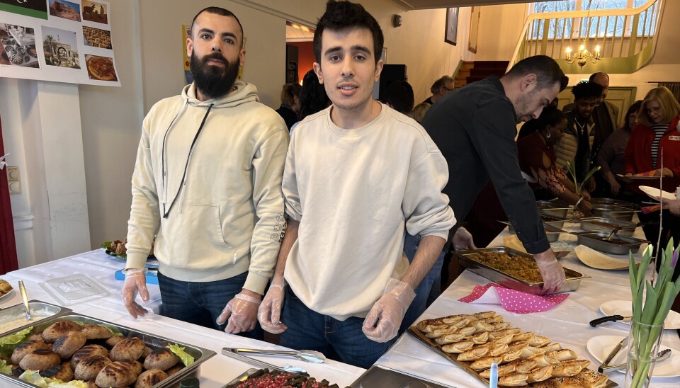 DEILIG MAT. Yeahyea Alkatmoosh og Ciwan Sidi kunne stolt presentere mat fra sitt hjemland Syria tirsdag, og responsen fra de som smakte var meget god.