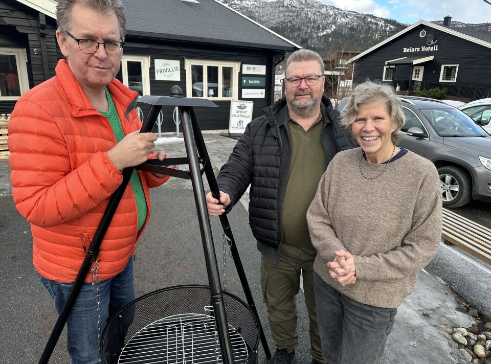 TAKKER: - Som nyvalgt styreleder vil jeg få lov til å takke for denne flotte gaven, sa Håkon Sæther (i midten) som også var med på å montere opp bålpanna. her sammen med daglig leder i Saltenposten, Sverre Breivik (t.v.) som overrakte panna, og daglig leder for frivilligsentralen Gudbjørg Navjord.