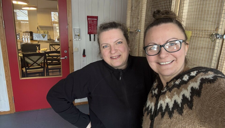 BOLIGER. I bakgrunnen ser vi litt av noen boliger til dyrene her på senteret, forteller Madara Silina (t.v.) som er ansatt på omsorgssenteret for familiedyr i Valnesfjord og Herdis Kyed som er prosjektleder for omsorgssenteret for familiedyr.