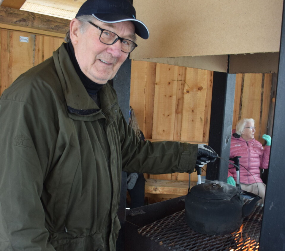 KAFFE-SJEFEN. Gunnar Allnor bruker å ta ansvar for bål og bålkaffe på dagslysturene.