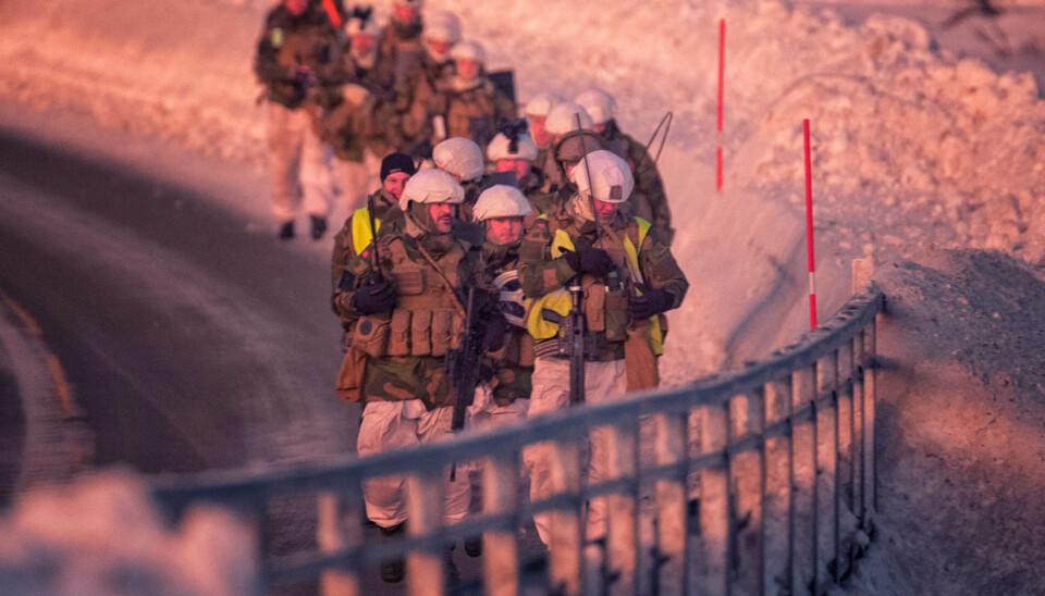 Under øvelsen vil det gjennomføres markørspill mot avdelingene som øver. Det innebærer at det vil være sivil- eller paramilitært kledd personell med våpen i området. I tillegg vil det bli benyttet både pyroteknisk materiell og løsskudd. All bruk av slike effekter skjer med nødvendig sikkerhet ivaretatt, og personellet som håndterer dette er trent i bruk av slike effekter.