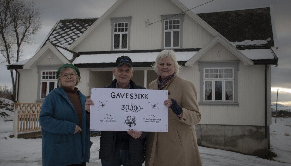 På årsmøtet til Ul Framsyn dukket det plutselig opp to damer fra bygdas Hobby- og Husflidslaug- og de hadde med seg en stor overraskelse, nemlig en gavesjekk på 30.000, - kroner.